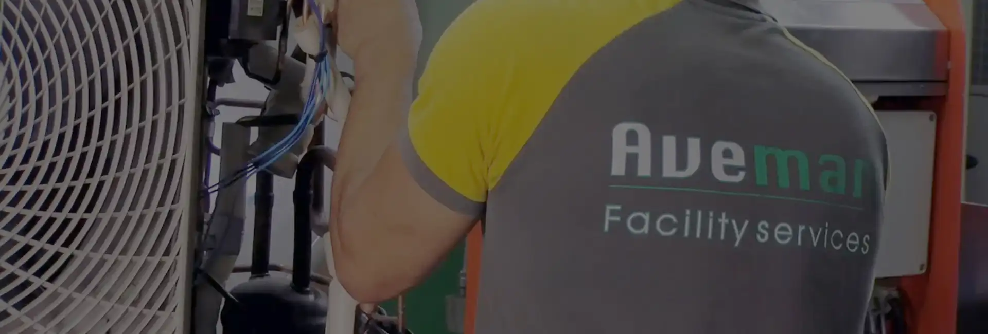 técnico arreglando avería de unidad exterior de aire acondicionado en las instalaciones de AVEMAN